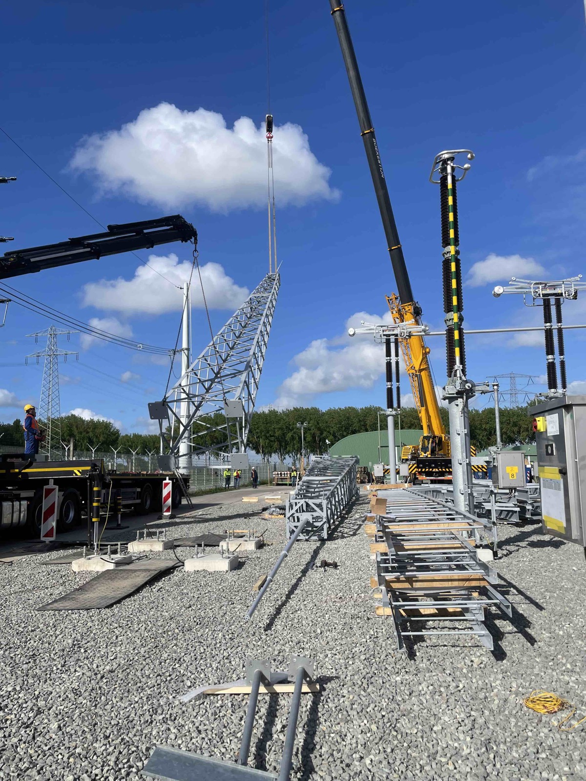 Montage hoogspanningsstations HOLBUL